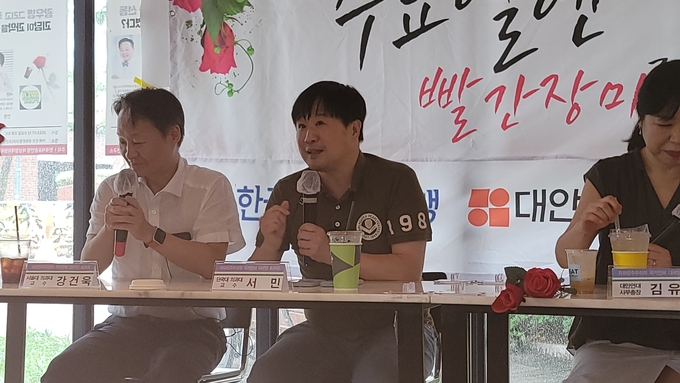 한국자총 광화문에서 토론하는 서민 단국대 의대 교수 ⓒ 힌국자총 제공