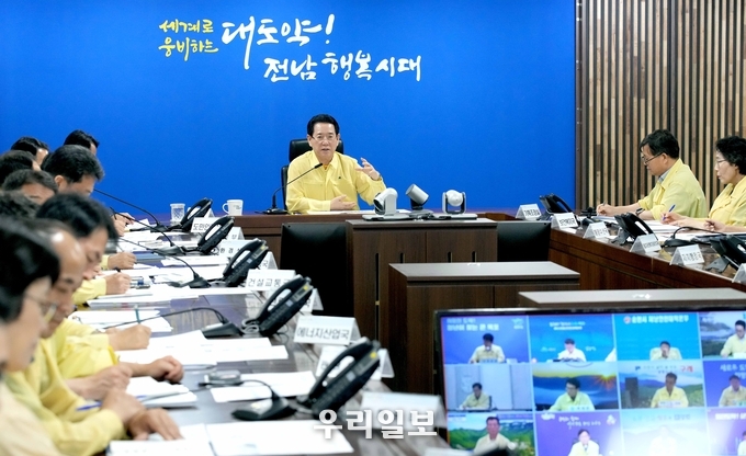 김영록 전라남도지사가 15일 밤 전남도청 재난종합상황실에서 영상으로 연결된 22개 시·군단체장 및 실·국장들이 참석한 가운데 호우 대비 긴급 재난대책회의를 주재하는 모습.ⓒ전남도청 제공