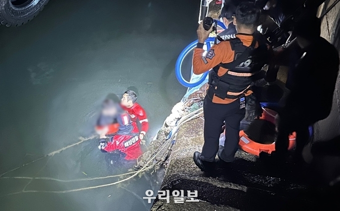 여수 종화동 해양공원 앞 해상에서 해양경찰이 익수자를 구조하고 있다.ⓒ여수해양경찰서 제공