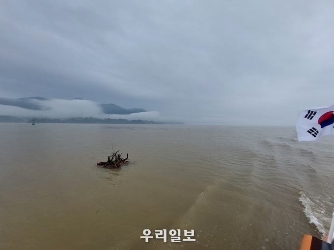 여수시 낙포각 앞 해상 폭우로 해상으로 흘러들어온 육상폐기물들.ⓒ 여수해양경찰서 제공