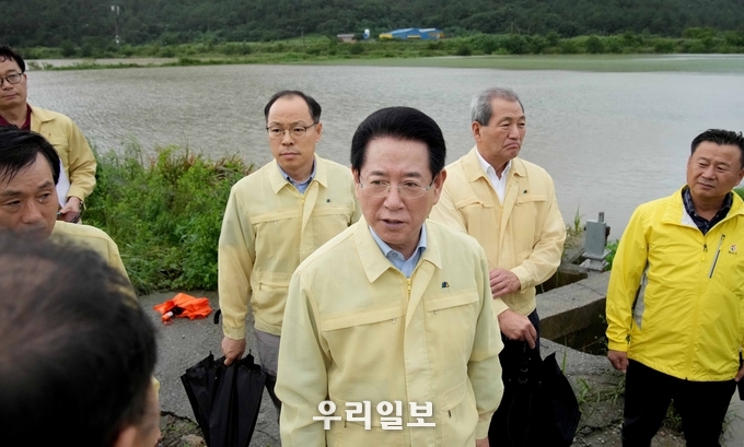 김영록 전남도지사가 16일 장마철 극한호우로 농경지가 침수된 해남군 현산면 읍호리를 방문, 피해 현장을 둘러보며 현황 점검 및 농민들을 위로 격려하고 관계자들에게 신속한 피해복구 현장을 점검하고 있다. ⓒ 전남도청 제공
