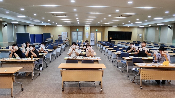 대한적십자사 인천지사 소속 행복플러스봉사회가 취약계층을 위해 압화부채를 만들고 있다. ⓒ 대한적십자사 인천지사 제공