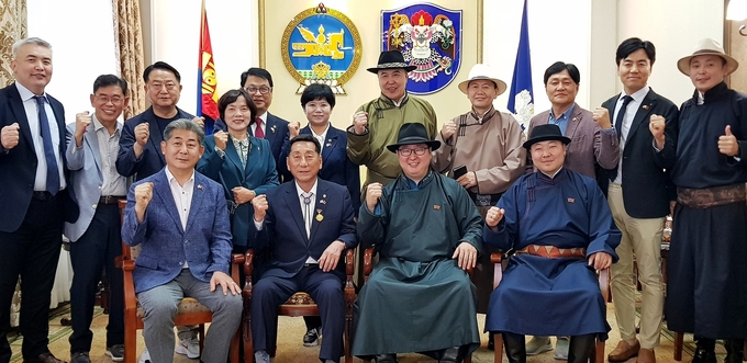 인천시의회, 울란바토르시의회와 동반 성장 약속 후 기념촬영을 하고 있다. ⓒ 인천시의회 제공