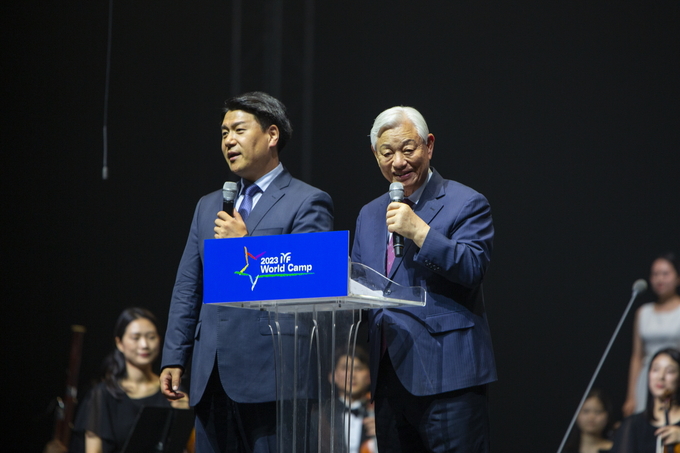 IYF 월드캠프 개막 축하 메시지를 전하고 있는 IYF 설립자 박옥수 목사(오른쪽)의 모습.ⓒ 국제청소년연합 제공