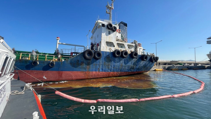 해양경찰이 해양오염 방제작업을 진행하고 있다(
