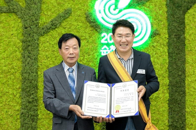 노관규 순천시장이 지난 14일 세계자유민주연맹에서 수여하는 자유장을 수상했다(왼쪽부터 정선채 한국자유총연맹 전남지부 회장과 노관규 순천시장) ⓒ 순천시 제공
