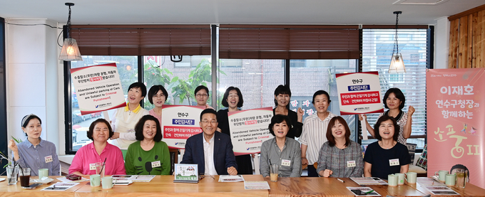 이재호 연수구청장이 연수구 말소차량 불법주차 근절 주민감시단과 기념촬영을 하고 있다. ⓒ 연수구 제공