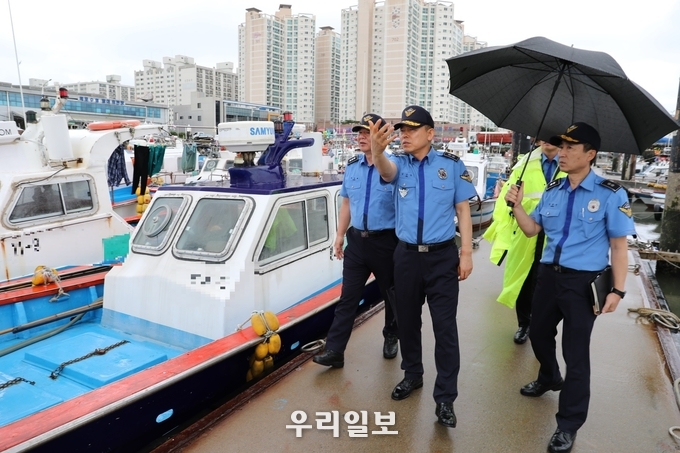 김인창 서해해경청장(왼쪽에서 두번째)이 집중 호우 취약지역에 대한 긴급점검을 하고 있다.ⓒ서해지방해양경찰청 제공