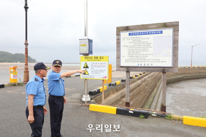 고민관 여수해경서장(오른쪽)이 연안사고 위험개소를 방문해 현장을 점검하고 있다.ⓒ여수해양경찰서 제공