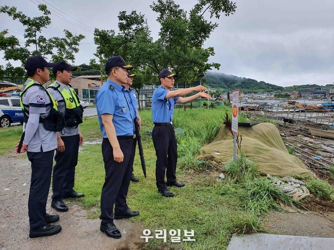 김인창 서해해경청장이 집중호우에 따른 취약해역 점검을 하고 있다.ⓒ서해지방해양경찰청 제공