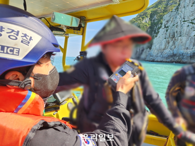 해양경찰이 수상레저기구 운항자에 대해 음주측정을 실시하고 있다.ⓒ여수해양경찰서 제공