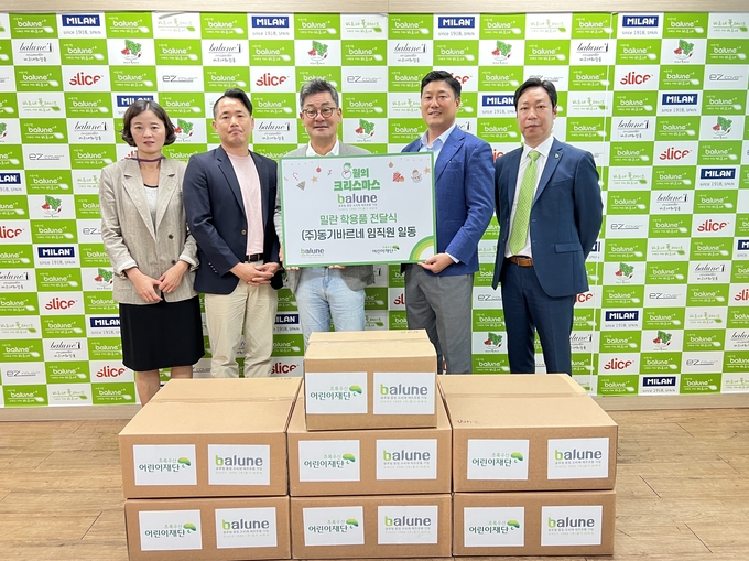 ㈜동기바르네가 초록우산어린이재단 인천지역본부와 8월의 크리스마스 캠페인 후원물품 기증식을 진행하고 기념촬영을 하고 있다.ⓒ초록우산어린이재단 인천지역본부 제공