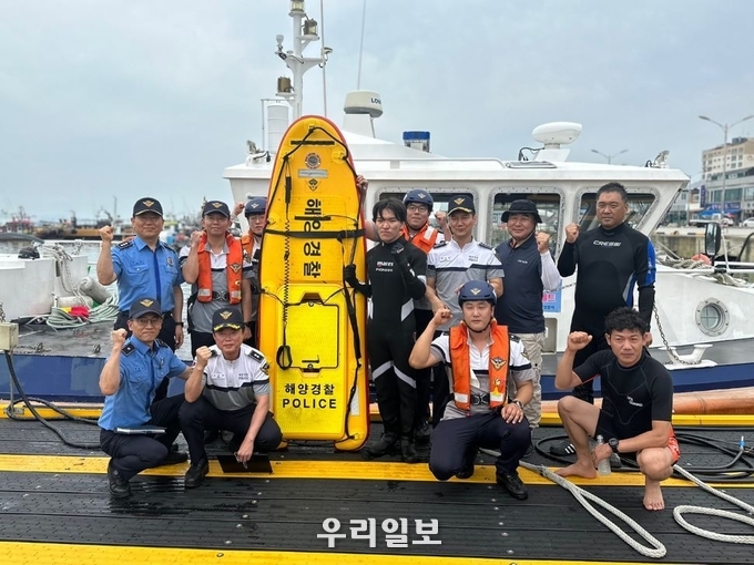 완도해양경찰서가 지휘관 현장점검과 동력서프보드 훈련을 참관하고 기념촬영을 하고 있다.ⓒ완도해양경찰서 제공