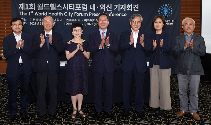 유정복 인천시장이 21일 한국프레스센터 외신기자클럽에서 열린 '제1회 월드헬스시티포럼 내ㆍ외신 기자회견'을 마치고 홍윤철 집행위원장 등 참석자들과 기념촬영을 하고 있다. ⓒ 인천시 제공