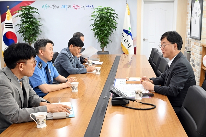 이민근 안산시장(오른쪽)이 평택해양경찰서장과 간담회를 개최하고 해안가 재난 예방 대책 등을 논의하고 있다.ⓒ안산시청 제공