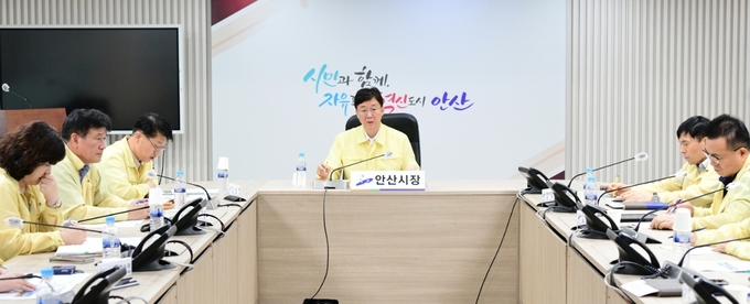 안산시가 시청 재난종합상황실에서 이민근 시장 주재로 여름철 수돗물 및 물놀이시설 안전관리를 위한 대책 회의를 진행하고 있다.ⓒ안산시청 제공