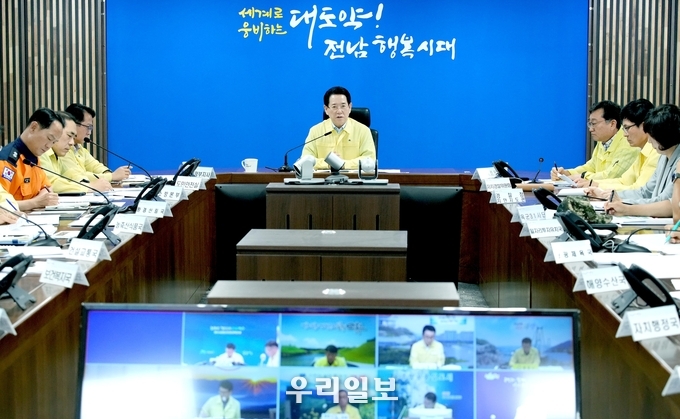 김영록 전라남도지사가 22일 오후 도청 재난종합상황실에서 영상으로 연결된 시군 부군수 및 실국장들이 참석한 가운데 호우 대비 재난대책회의를 주재하고 있다.,ⓒ전라남도청 제공