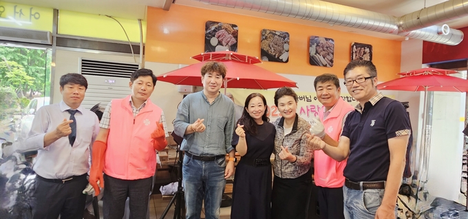 사랑봉사회가 인천 남동구 구월동에 있는 ‘전라도이야기’ 음식점에서 새터민 어르신, 행복 나눔 쉼터 가족, 자원봉사자 어르신들을 모시고 7월 사랑의 점심 나눔 봉사를 진행하고 기념촬영을 하고 있다.ⓒ사랑봉사회 제공