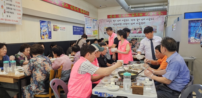 사랑봉사회가 인천 남동구 구월동에 있는 ‘전라도이야기’ 음식점에서 새터민 어르신, 행복 나눔 쉼터 가족, 자원봉사자 어르신들을 모시고 7월 사랑의 점심 나눔 봉사를 진행하고 있다.ⓒ사랑봉사회 제공
