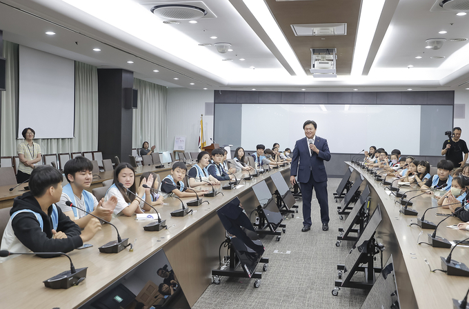 임병택 시흥시장이 아동참여위원회 위원들과 소통의 자리를 하고 있다.ⓒ시흥시 제공