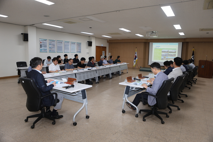공단 전사업소 안전관리책임자들과 최계운 이사장이 집중호우 피해상황과 안전관리현황 보고회를 개최하고 있다