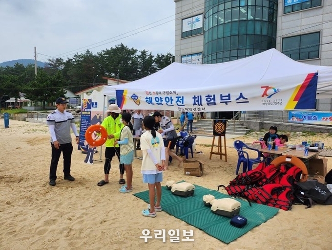완도해양경찰서가 완도 신지 면사십리 해수욕장에서 해양안전 체험부스를 운영하고 있다.ⓒ완도해양경찰서 제공