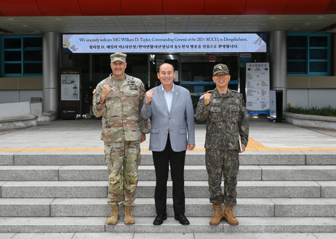 박형덕 동두천시장이 미2사단·한미연합사단장, 동두천시장 공식 면담 후 기념촬영을 하고 있다. ⓒ 동두천시청 제공