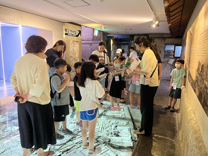 인천동구가 여름방학을 맞아 배다리성냘마을박물관 교육을 실시하고 있다. ⓒ 동구청 제공