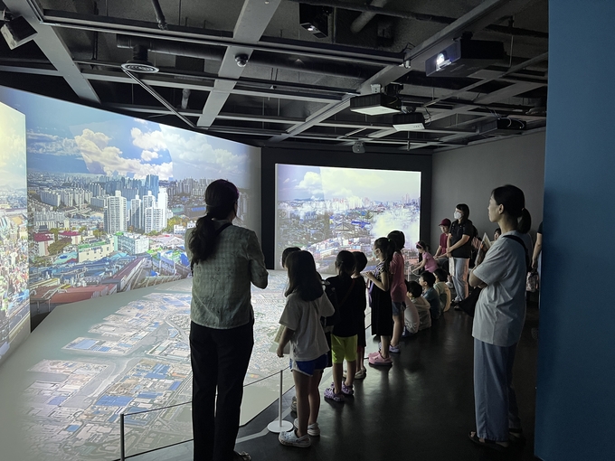 인천동구가 여름방학을 맞아 배다리성냘마을박물관 교육을 실시하고 있다. ⓒ 동구청 제공