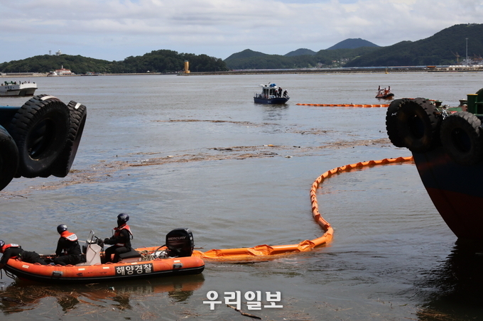 여수해양경찰서가 항포구에 밀려있는 해양쓰레기를 오일펜스로 포집해 수거하고 있다.ⓒ여수해양경찰서 제공