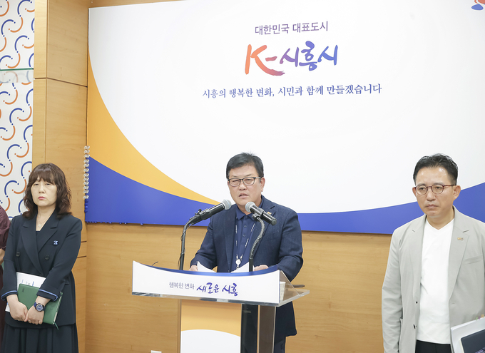 방효설 보건소장(가운데)이 시청 브리핑룸에서 언론브리핑을 하고 있다.ⓒ시흥시 제공