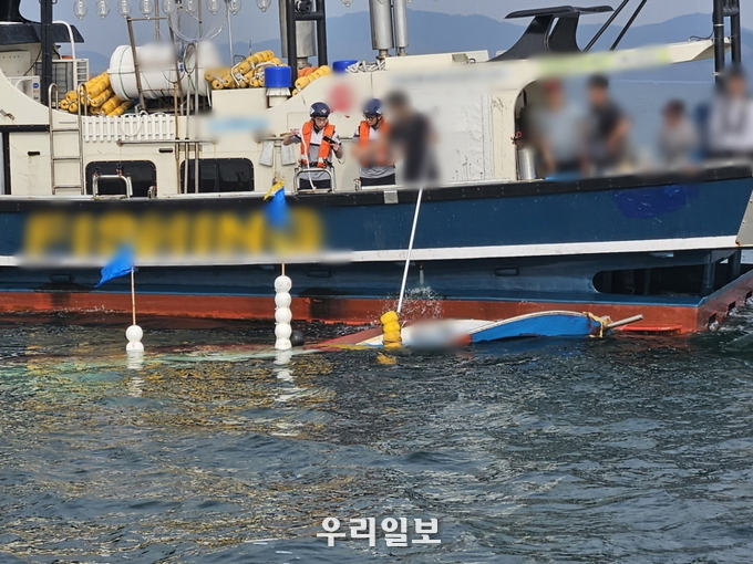 여수해양경찰이 전복된 어선의 사고현장을 조사하고 있다.ⓒ여수해양경찰서 제공