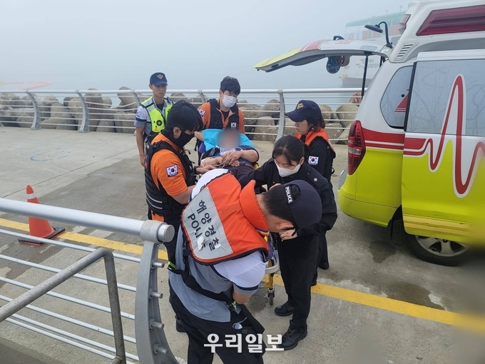 완도해양경찰서가 청산도 관광객 등 응급환자 2명을 긴급 이송하고 있다.ⓒ완도해양경찰서 제공