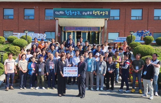 김귀자 (사)재안산강원특별자치도민회장(왼쪽)과 서흥원 양구군수가 고향사랑 기부금 전달식 후 기념촬영을 하고 있다.ⓒ(사)재안산강원특별자치도민회 제공