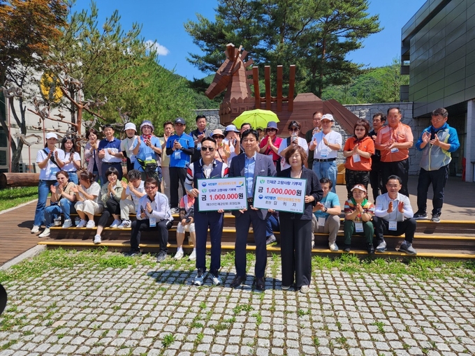 김귀자 (사)재안산강원특별자치도민회장(오른쪽)과 배상요 인제군 부군수(가운데) 등이 고향사랑 기부금 전달식 후 기념촬영을 하고 있다.ⓒ(사)재안산강원특별자치도민회 제공