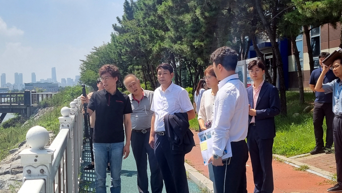 미추홀구 동구의회 의원연구단체가 친수공간 활용을 위한 의원 정보 교류를 펼치고 있다. ⓒ 미추홀구의회 제공