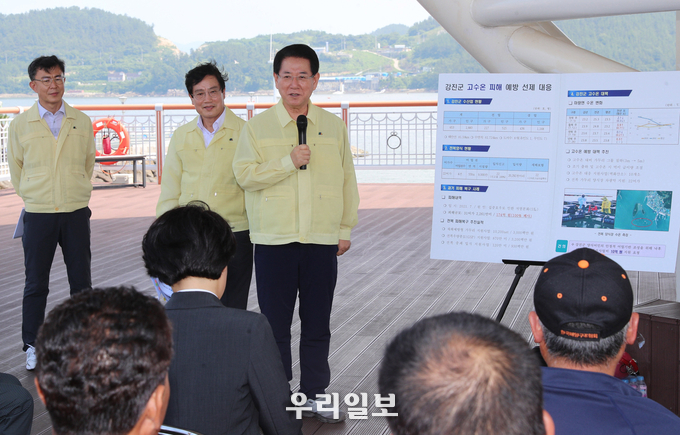 김영록 전라남도지사가 강진군 마량항 전망대에서 고수온 대응 현장 간담회에서 어업인들과 이야기를 나누고 있다. ⓒ전남도의회 제공