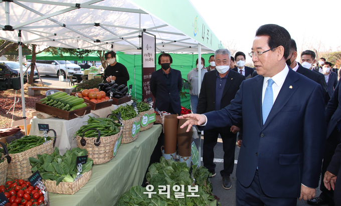 김영록 전라남도지사가 지난해 전남도농업기술원에서 열린 전남친환경농업인 한마음대회’에서 친환경 주요 부스를 둘러보는 있는 모습.ⓒ전라남도 제공