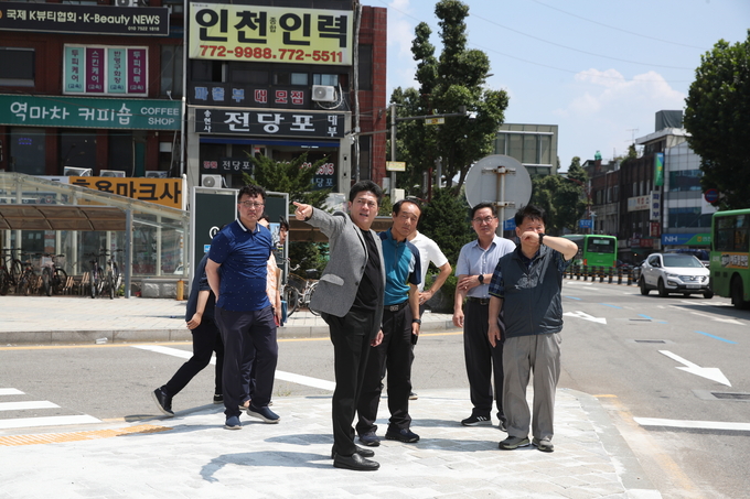 김정헌 구청장, 동인천역 앞 횡단보도 설치 완료 현장점검을 하고 있다. ⓒ 인천중구 제공