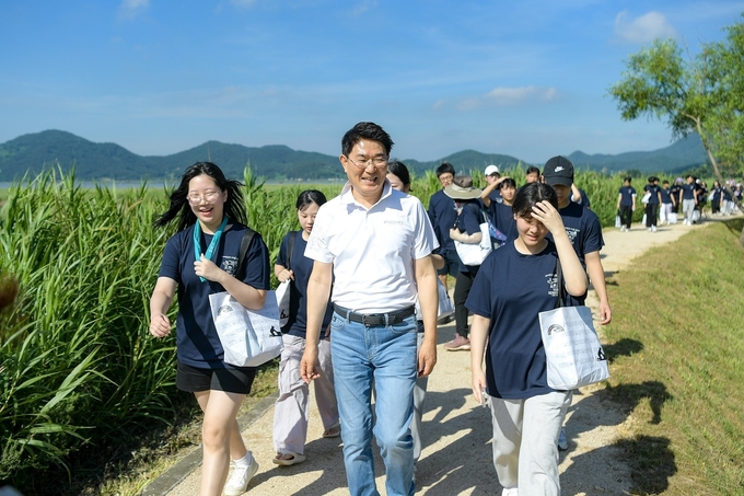 노관규 순천시장이 지역 청소년과 안풍습지를 거닐며 이야기를 나누고 있다 ⓓ 순천시청 제공