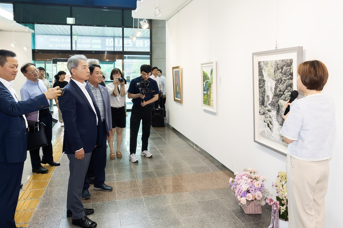 윤환 계양구청장이 계양미술대전 시상식에서 작품을 둘러보고 있다. ⓒ 계양구청 제공