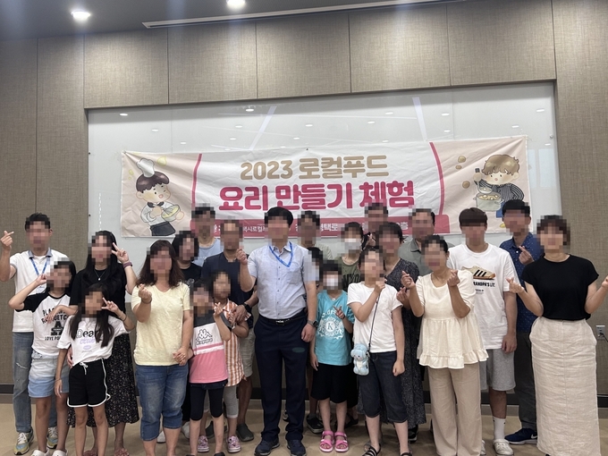 평택시로컬푸드재단 요리만들기 체험행사를 실시하고 기념촬영을 하고 있다. ⓒ 평택시로컬푸드재단 제공