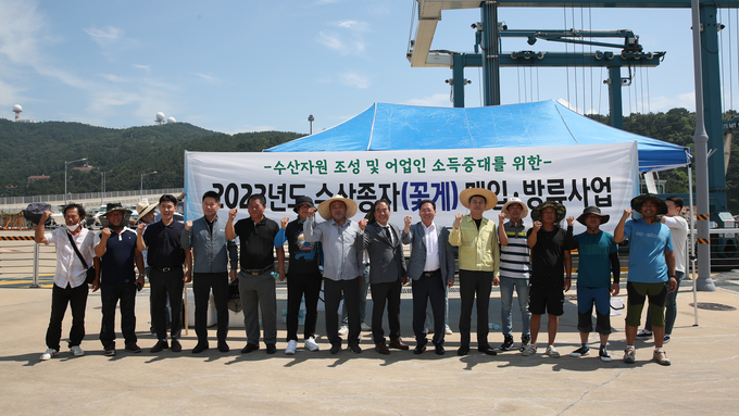 수산종자(꽃게) 매입방류 후 기념촬영을 하고 있다. ⓒ 중구청 제공
