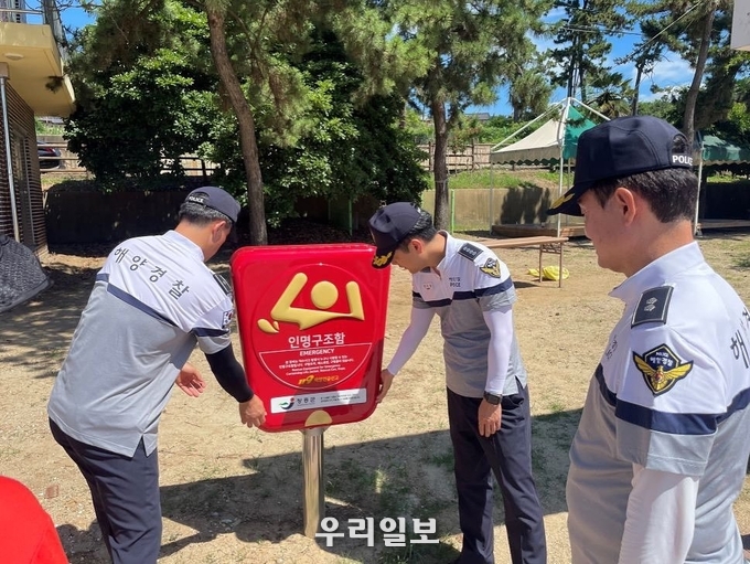 박기정 완도해찰서장이 극성수기 대비 수문해수욕장 등 을 현장점검하고 있다.ⓒ완도해양경찰서 제공