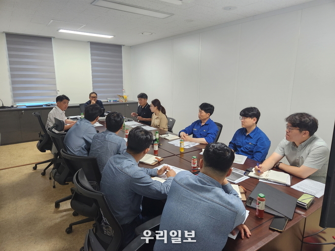 방제 대책의 논의 중인 해경과 관계자의 모습.ⓒ여수해양경찰서 제공