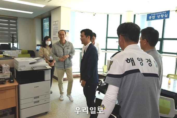 박기정 완도해양경찰서장이 명사십리 해수욕장에 대한 현장점검을 하고 있다.ⓒ완도해양경찰서 제공