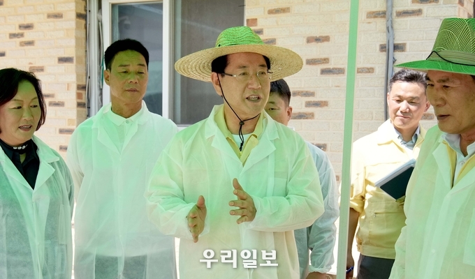 김영록 전라남도지사가 함평 대동면 강운리 축산농장을 방문해 폭염 대처 상황을 점검하고 있다.ⓒ전라남도청 제공