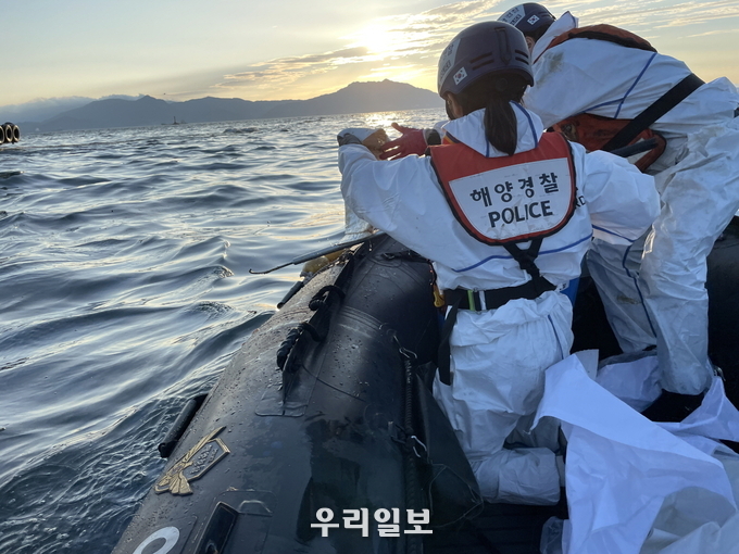 방제작업 중인 해양경찰의 모습.ⓒ여수해양경찰서 제공