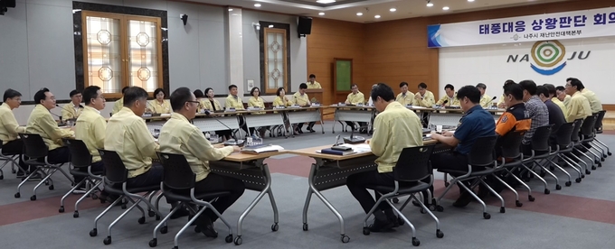 윤병태 나주시장이, 제6호 태풍 카눈 대응 상황판단 회의를 주재하고 있다. ⓒ 나주시 제공