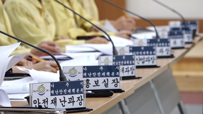 나주시청 관계자들이, 제6호 태풍 카눈 대응 상황판단 회의를 진행하고 있다.ⓒ 나주시 제공